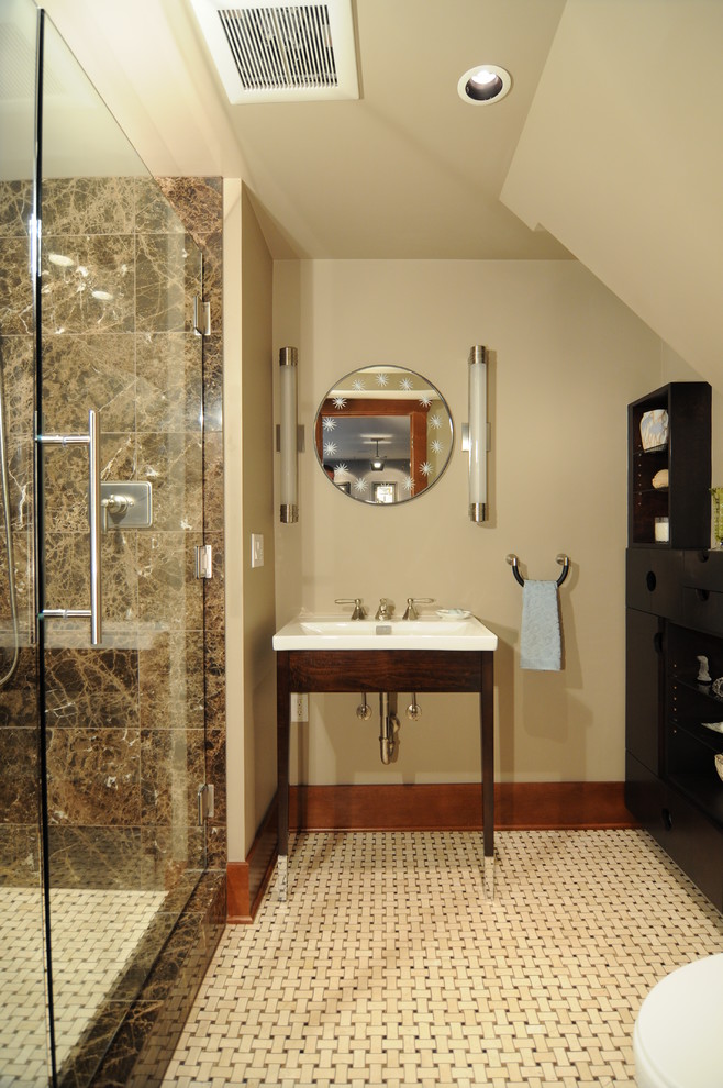 Exempel på ett litet modernt badrum med dusch, med skåp i mörkt trä, beige kakel, stenkakel, ett piedestal handfat, beige väggar, marmorgolv och släta luckor