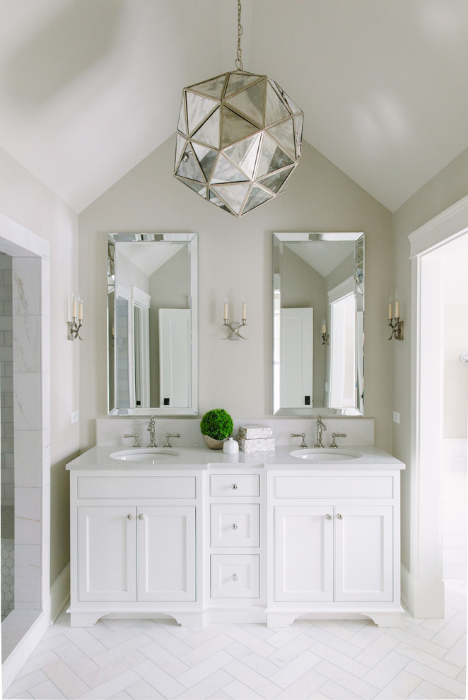 Esempio di una stanza da bagno padronale classica con ante con riquadro incassato, ante bianche, pareti beige, lavabo sottopiano, doccia alcova e pavimento in marmo