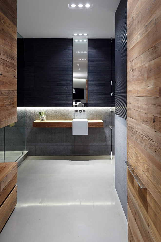Пример оригинального дизайна: ванная комната в современном стиле с подвесной раковиной