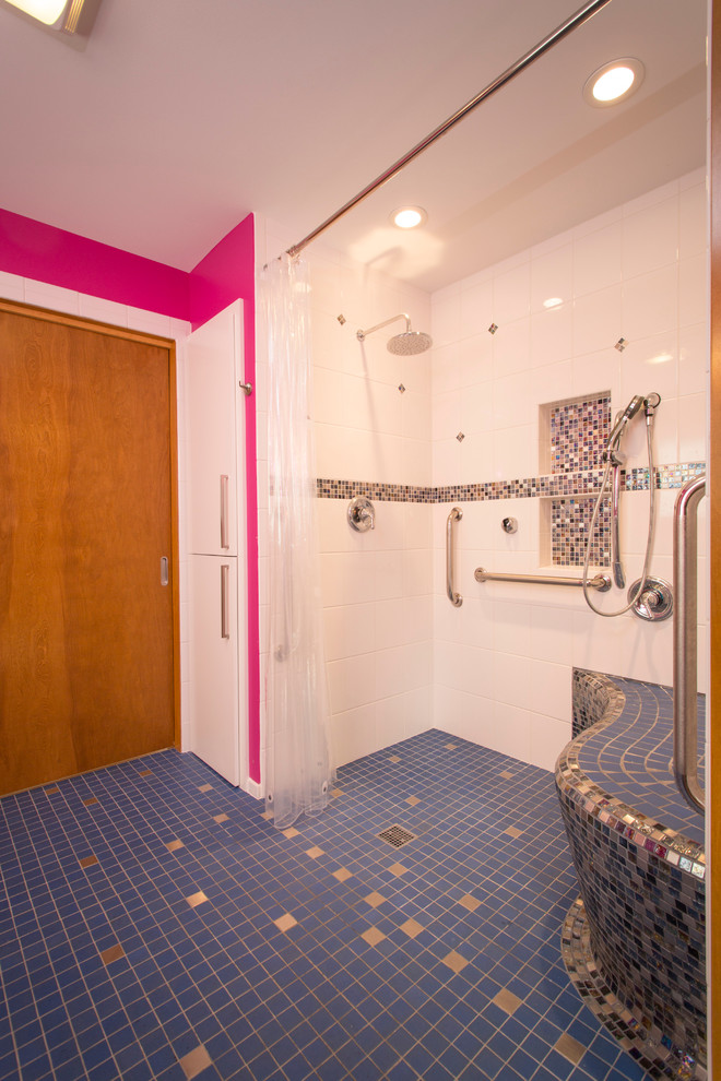 Exempel på ett eklektiskt en-suite badrum, med en kantlös dusch, vit kakel, keramikplattor, rosa väggar och klinkergolv i keramik