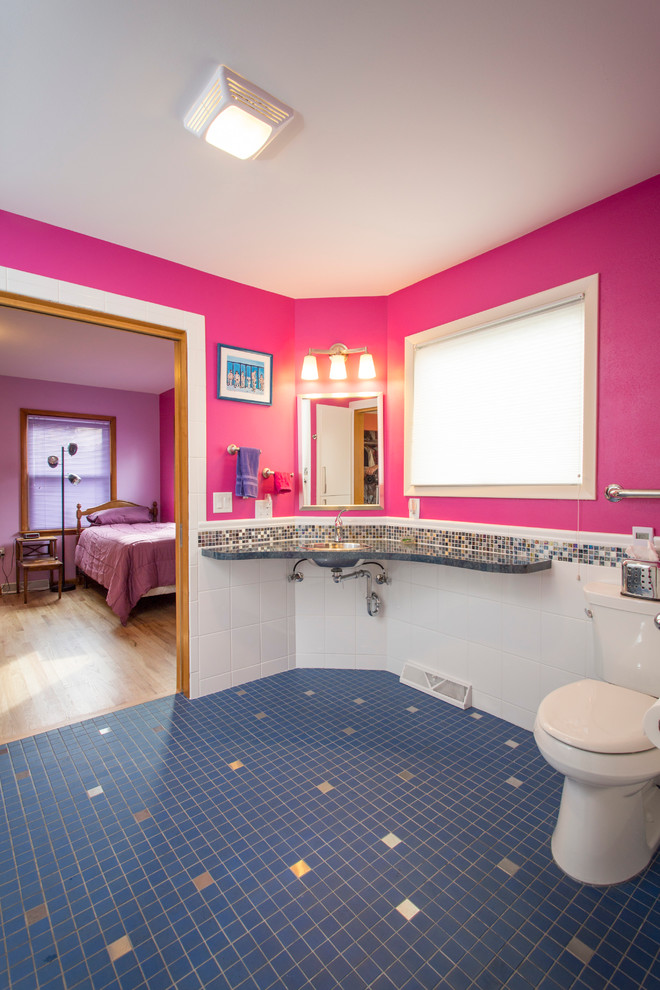 Aménagement d'une salle de bain principale éclectique avec un lavabo posé, un plan de toilette en granite, un carrelage bleu et des carreaux de céramique.