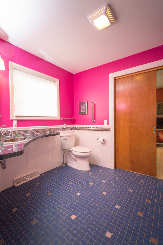 Modelo de cuarto de baño principal bohemio con lavabo encastrado, encimera de granito, baldosas y/o azulejos azules, baldosas y/o azulejos de cerámica, paredes rosas y suelo de baldosas de cerámica