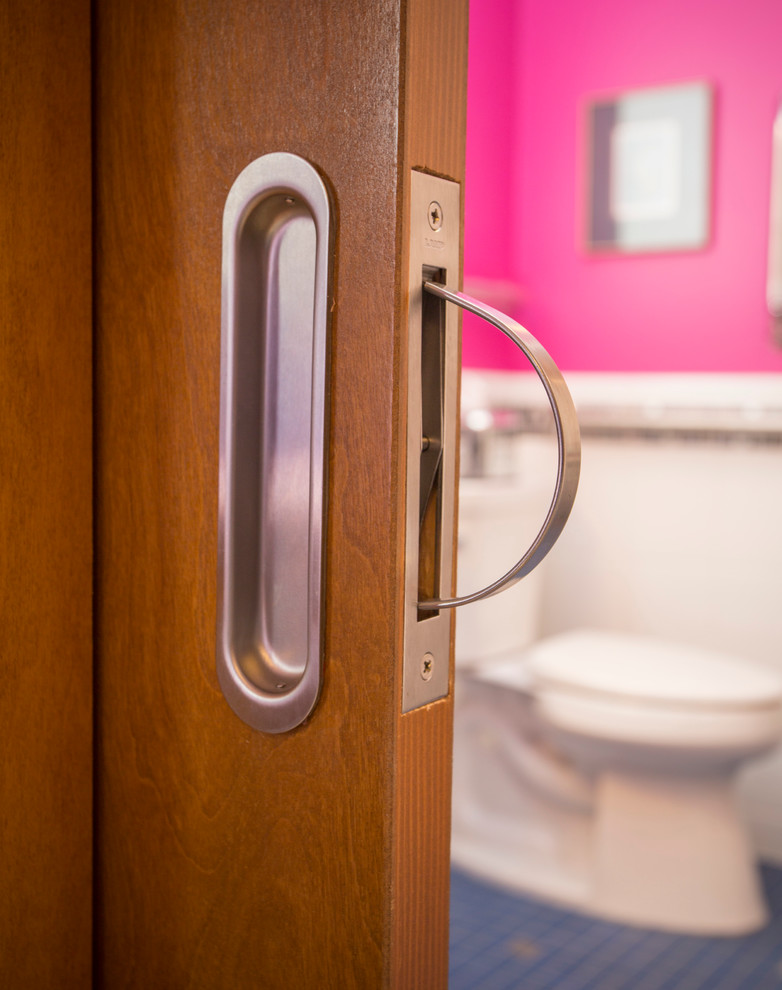 Свежая идея для дизайна: главная ванная комната в стиле фьюжн с розовыми стенами и полом из керамической плитки - отличное фото интерьера