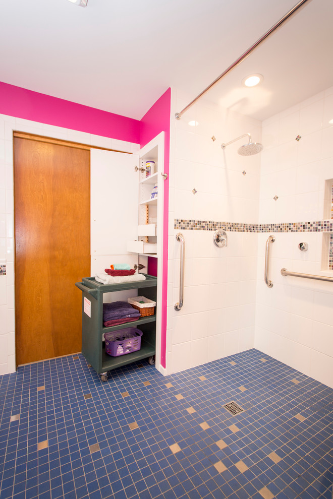 Réalisation d'une salle de bain principale bohème avec une douche à l'italienne, un carrelage bleu, des carreaux de céramique, un mur rose et un sol en carrelage de céramique.
