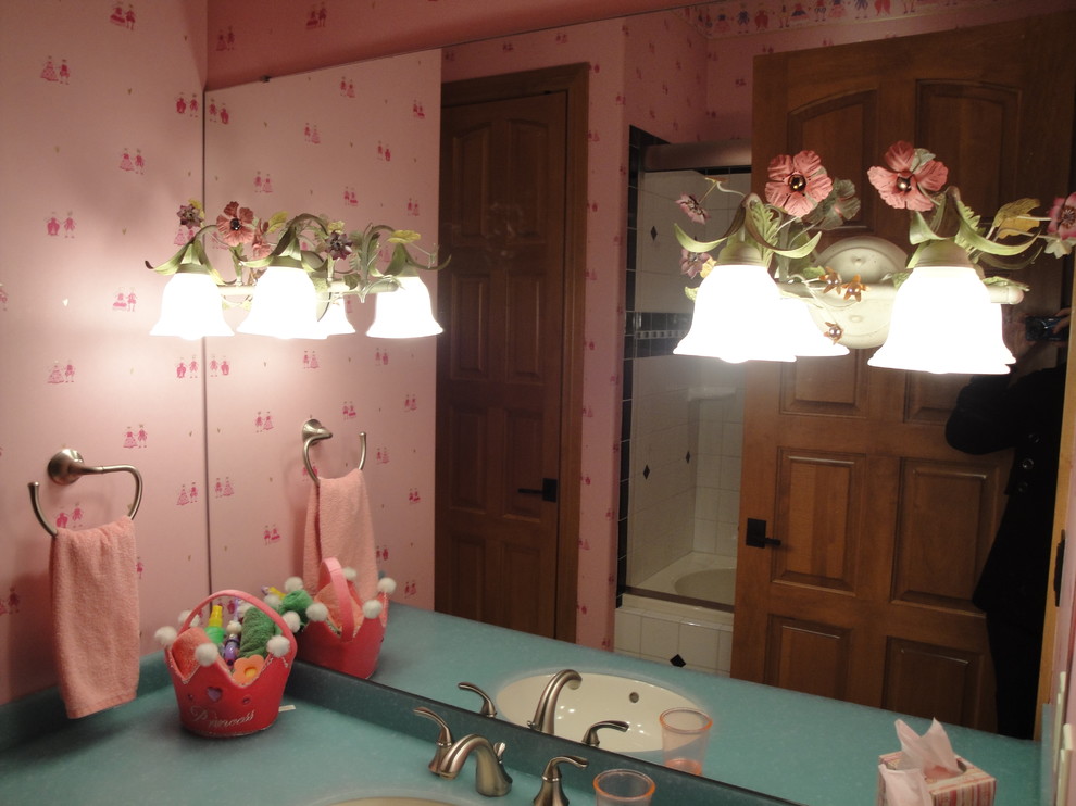 Ispirazione per una piccola stanza da bagno per bambini bohémian con lavabo sottopiano, ante in legno bruno, top in superficie solida, piastrelle marroni e pareti rosa