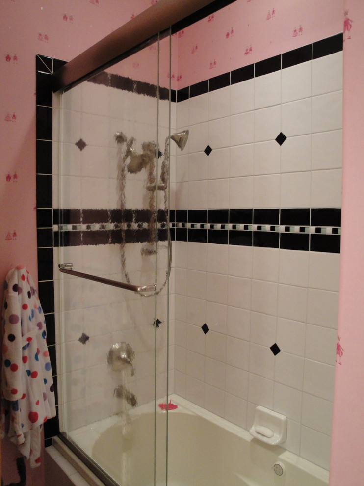 Idee per una piccola stanza da bagno per bambini eclettica con lavabo sottopiano, ante in legno bruno, top in superficie solida, vasca ad alcova, vasca/doccia, piastrelle bianche, piastrelle in ceramica e pareti rosa