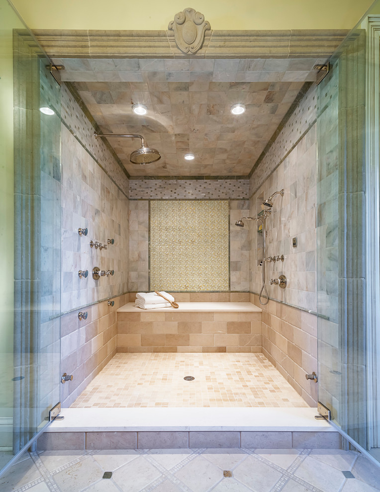 Imagen de cuarto de baño principal clásico grande con baldosas y/o azulejos beige, baldosas y/o azulejos de porcelana y suelo de baldosas de cerámica