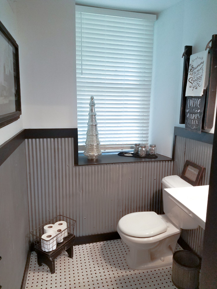 Источник вдохновения для домашнего уюта: маленькая ванная комната в стиле кантри с серой плиткой, металлической плиткой, белыми стенами, раковиной с пьедесталом, белым полом и душевой кабиной для на участке и в саду