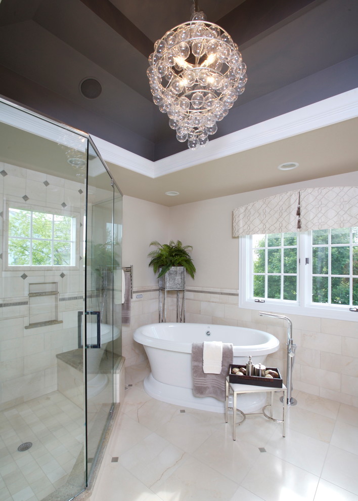 Свежая идея для дизайна: ванная комната в стиле фьюжн с отдельно стоящей ванной - отличное фото интерьера