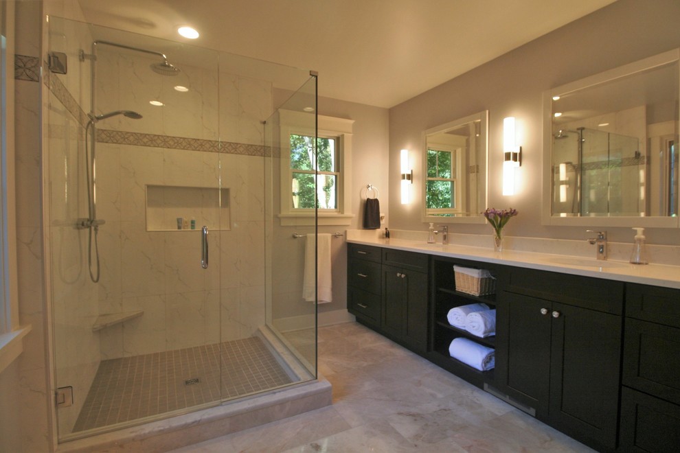 Стильный дизайн: главная ванная комната в стиле модернизм с угловым душем, бежевыми стенами, полом из керамогранита, столешницей из гранита, врезной раковиной, серым полом и душем с распашными дверями - последний тренд