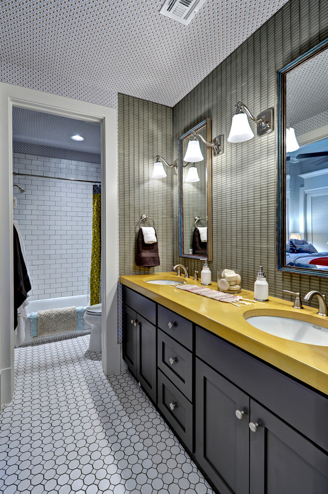 Diseño de cuarto de baño tradicional con lavabo bajoencimera, armarios estilo shaker, puertas de armario grises, bañera empotrada, combinación de ducha y bañera y baldosas y/o azulejos grises