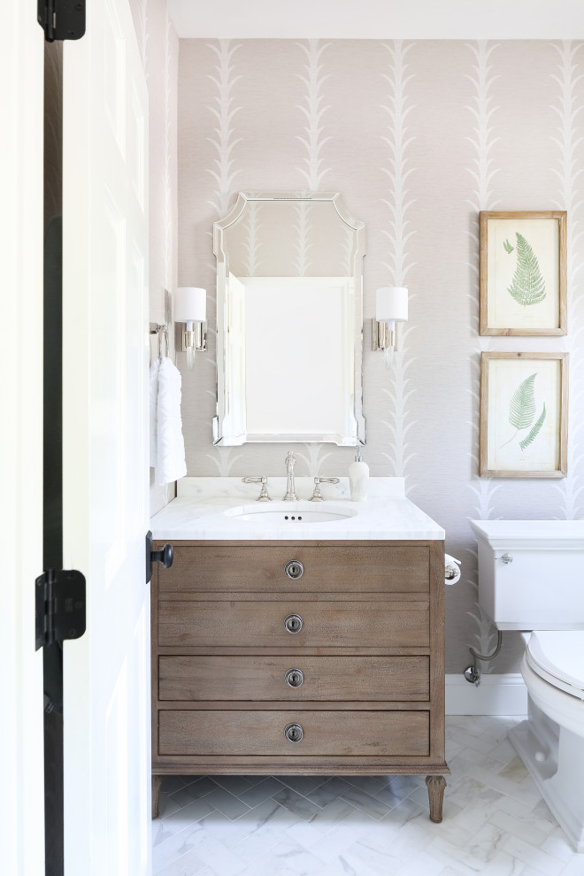 Klassisches Duschbad mit Marmorfliesen, beiger Wandfarbe, Marmorboden, Marmor-Waschbecken/Waschtisch, hellbraunen Holzschränken, Unterbauwaschbecken, weißem Boden, weißer Waschtischplatte und flächenbündigen Schrankfronten in San Diego