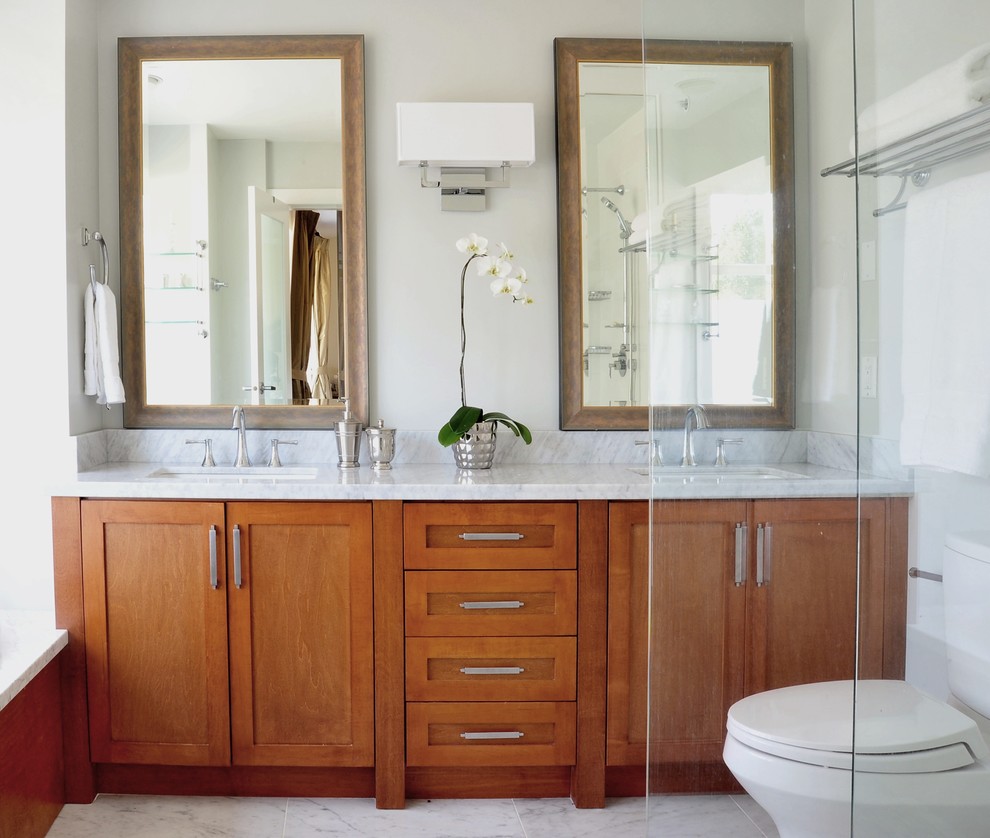 Modernes Badezimmer mit Unterbauwaschbecken, Schrankfronten im Shaker-Stil, hellbraunen Holzschränken, Eckdusche und Wandtoilette mit Spülkasten in Vancouver
