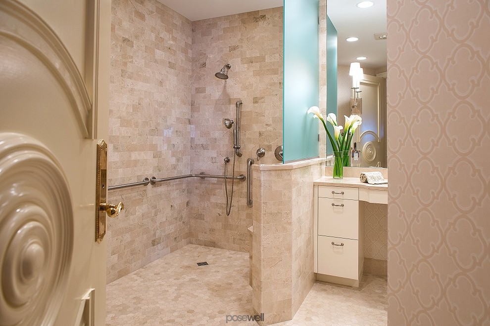 Ejemplo de cuarto de baño actual de tamaño medio con encimera de mármol, ducha a ras de suelo y suelo de mármol