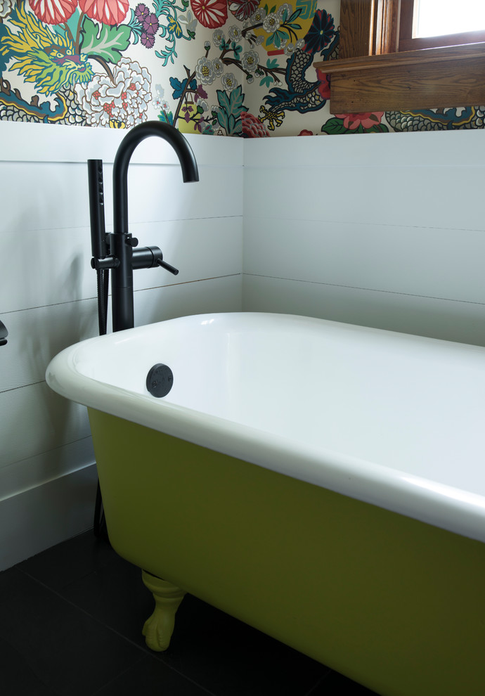 Foto på ett litet funkis badrum, med ett badkar med tassar, klinkergolv i keramik, ett integrerad handfat, bänkskiva i betong och svart golv