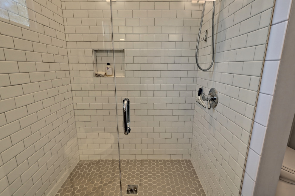 Idée de décoration pour une petite salle de bain principale champêtre avec un placard à porte shaker, des portes de placard grises, un lavabo encastré, un plan de toilette en granite et un plan de toilette multicolore.