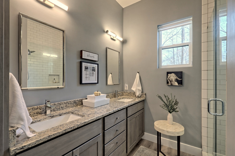 Modelo de cuarto de baño principal campestre pequeño con armarios estilo shaker, puertas de armario grises, lavabo bajoencimera, encimera de granito y encimeras multicolor