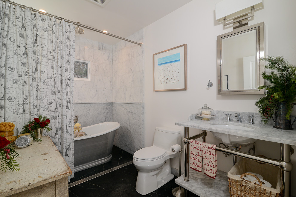 Стильный дизайн: ванная комната среднего размера в стиле кантри с врезной раковиной, мраморной столешницей, отдельно стоящей ванной, душем над ванной, унитазом-моноблоком, белой плиткой, каменной плиткой, белыми стенами и мраморным полом - последний тренд