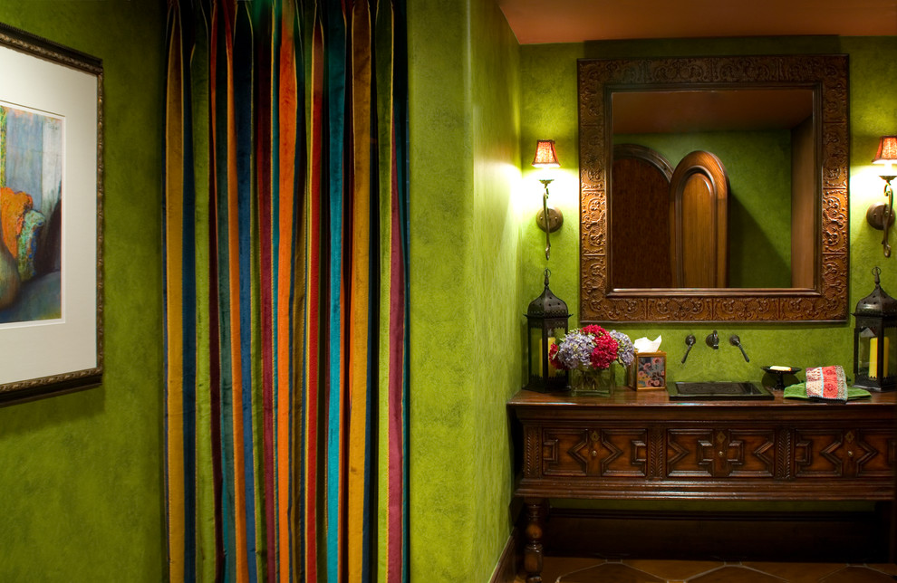 Inredning av ett eklektiskt mellanstort badrum med dusch, med ett nedsänkt handfat, möbel-liknande, skåp i mellenmörkt trä, träbänkskiva, en dusch i en alkov, en toalettstol med hel cisternkåpa, perrakottakakel, gröna väggar och klinkergolv i terrakotta