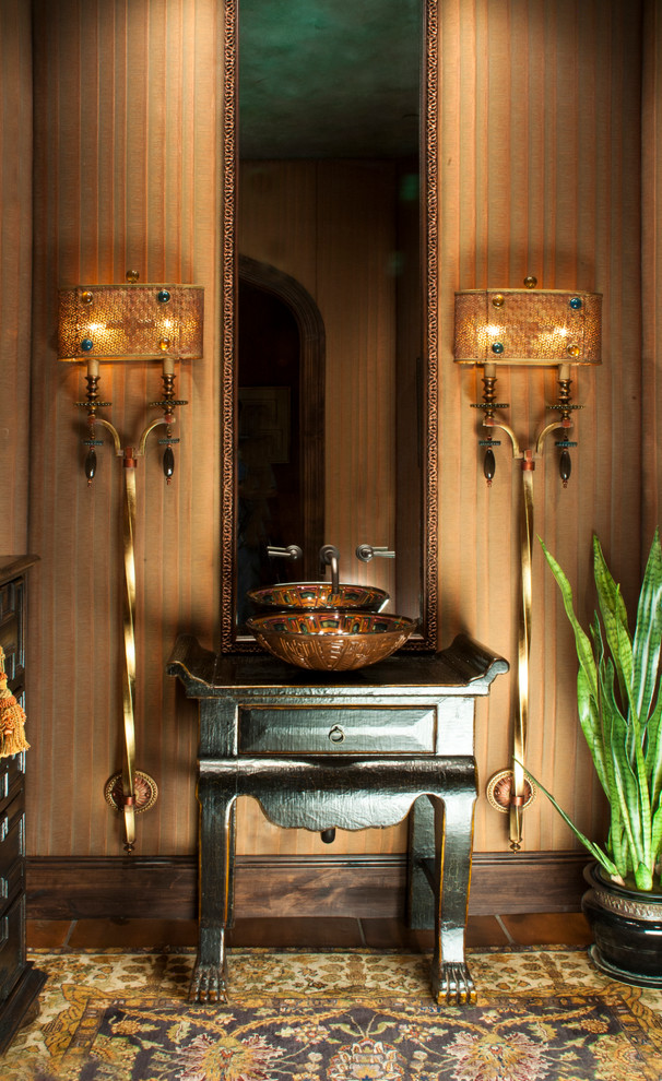 Свежая идея для дизайна: ванная комната среднего размера в средиземноморском стиле с настольной раковиной, фасадами островного типа, темными деревянными фасадами, столешницей из дерева, унитазом-моноблоком, разноцветными стенами, полом из терракотовой плитки и душевой кабиной - отличное фото интерьера