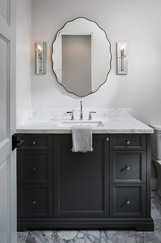 Ejemplo de cuarto de baño gris y negro mediterráneo con armarios con paneles empotrados, puertas de armario grises, paredes blancas, lavabo bajoencimera, suelo blanco y encimeras blancas