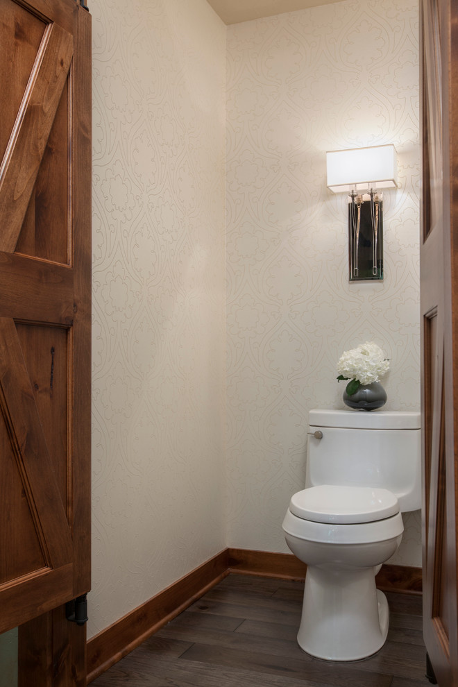 Idéer för att renovera ett stort rustikt toalett, med en toalettstol med separat cisternkåpa, beige väggar, mörkt trägolv och brunt golv