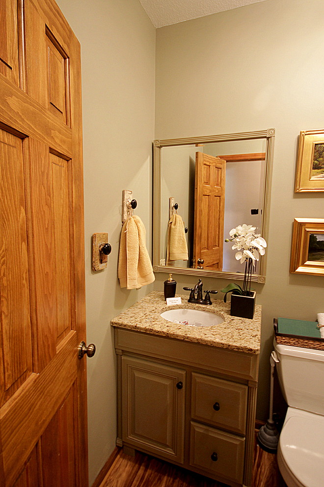 Inredning av ett eklektiskt litet badrum med dusch, med ett undermonterad handfat, luckor med upphöjd panel, skåp i slitet trä, granitbänkskiva, en dusch i en alkov, gröna väggar och vinylgolv