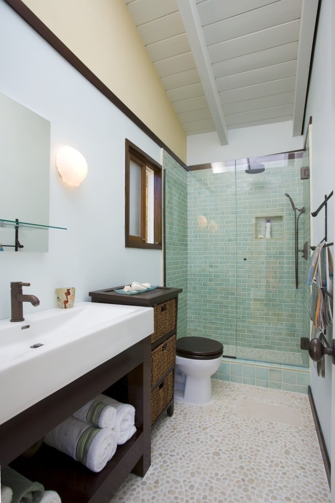 Diseño de cuarto de baño actual con suelo de baldosas tipo guijarro