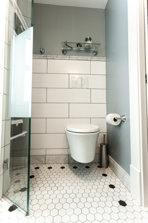 Идея дизайна: ванная комната в скандинавском стиле с фасадами в стиле шейкер и белыми фасадами