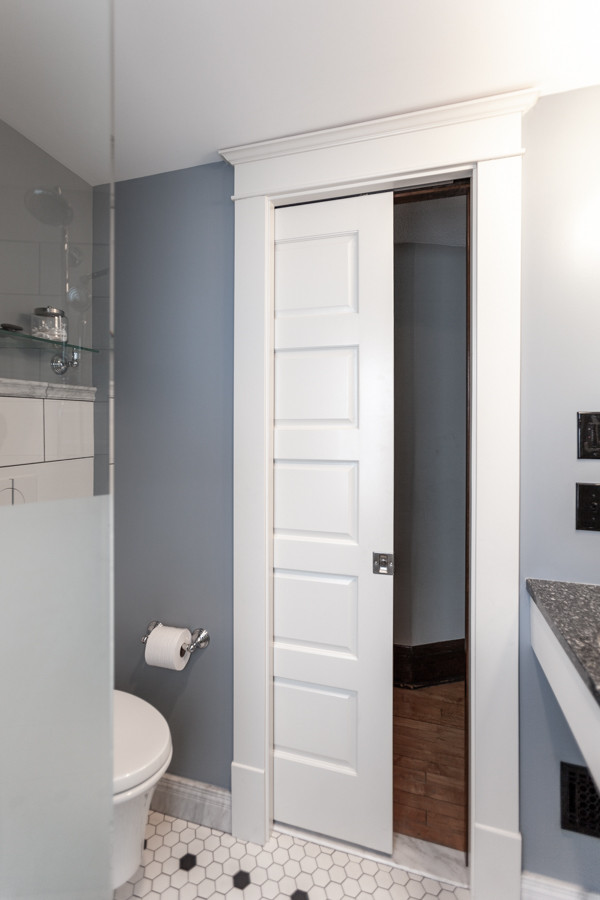 Foto de cuarto de baño escandinavo con armarios estilo shaker y puertas de armario blancas