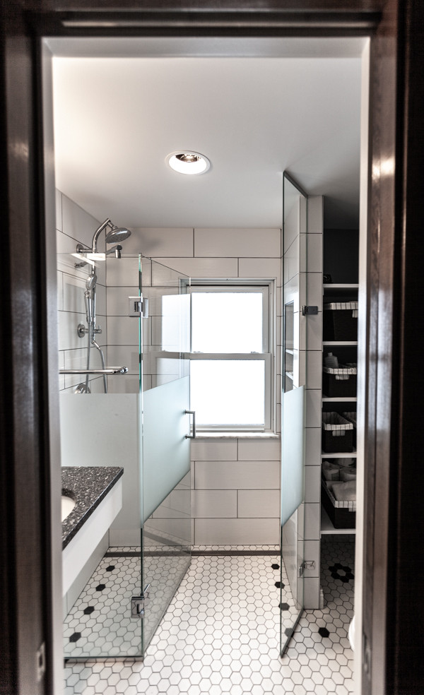 Foto de cuarto de baño nórdico con armarios estilo shaker y puertas de armario blancas