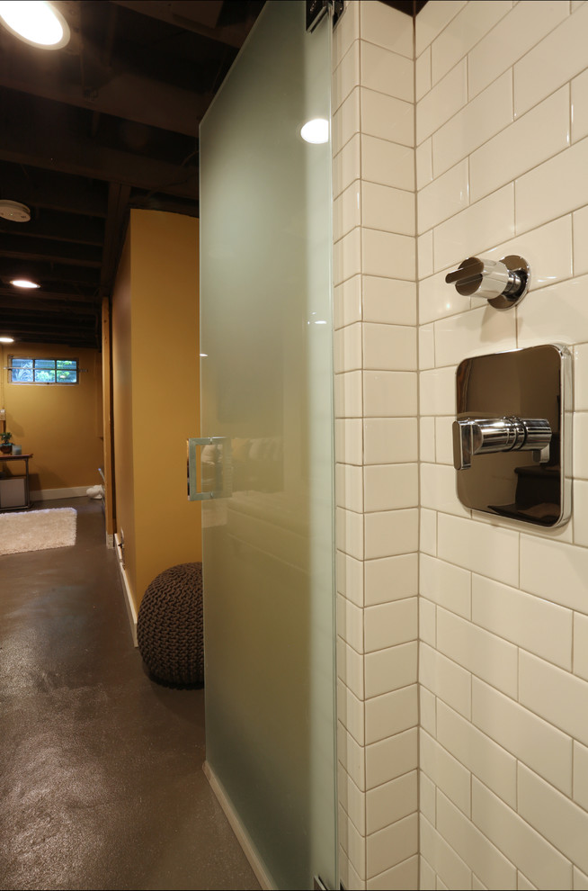 Idee per una piccola stanza da bagno con doccia design con lavabo sospeso, doccia aperta, WC monopezzo, piastrelle bianche, piastrelle in ceramica, pareti bianche e pavimento in cemento