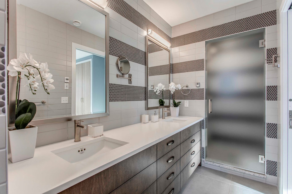 Идея дизайна: ванная комната в современном стиле с плоскими фасадами, серыми фасадами, душем в нише, разноцветной плиткой, врезной раковиной, серым полом, душем с распашными дверями и белой столешницей