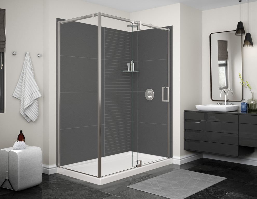 Modelo de cuarto de baño escandinavo con baldosas y/o azulejos grises y paredes blancas