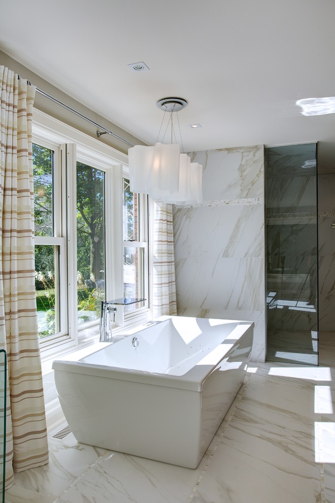 Идея дизайна: большая главная ванная комната в современном стиле с врезной раковиной, плоскими фасадами, фасадами цвета дерева среднего тона, отдельно стоящей ванной, угловым душем, унитазом-моноблоком, белой плиткой и белыми стенами
