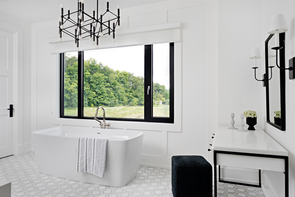 Источник вдохновения для домашнего уюта: главная ванная комната в стиле неоклассика (современная классика) с отдельно стоящей ванной, белыми стенами, разноцветным полом, белой столешницей и панелями на части стены