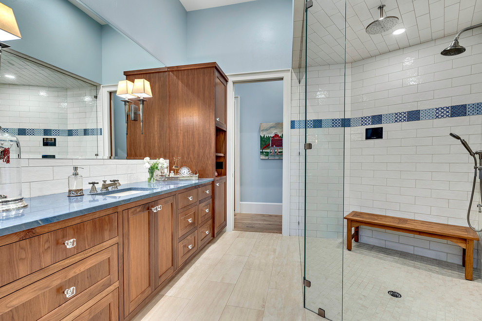Пример оригинального дизайна: большая главная ванная комната в средиземноморском стиле с фасадами в стиле шейкер, коричневыми фасадами, ванной на ножках, душем в нише, белой плиткой, керамической плиткой, синими стенами, полом из керамической плитки, врезной раковиной, столешницей из кварцита, бежевым полом, открытым душем и синей столешницей