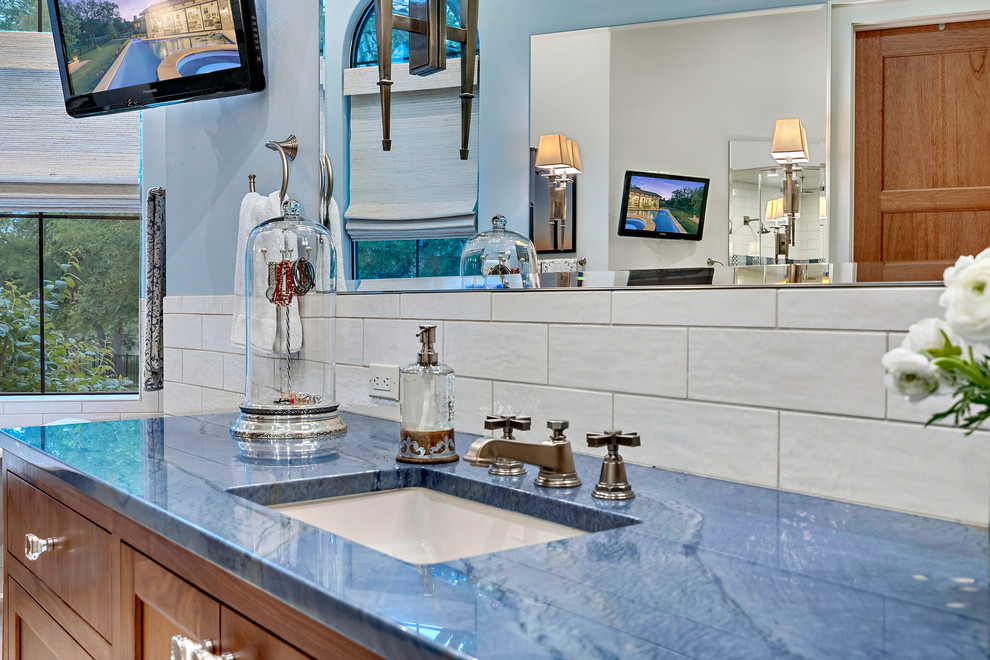 Пример оригинального дизайна: большая главная ванная комната в средиземноморском стиле с фасадами в стиле шейкер, коричневыми фасадами, ванной на ножках, душем в нише, белой плиткой, керамической плиткой, синими стенами, полом из керамической плитки, врезной раковиной, столешницей из кварцита, бежевым полом, открытым душем и синей столешницей
