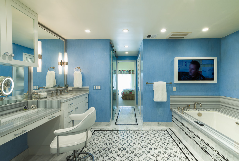 Стильный дизайн: большая главная ванная комната в стиле неоклассика (современная классика) с плоскими фасадами, белыми фасадами, черно-белой плиткой, серой плиткой, синими стенами, мраморным полом, ванной в нише, врезной раковиной и серой столешницей - последний тренд