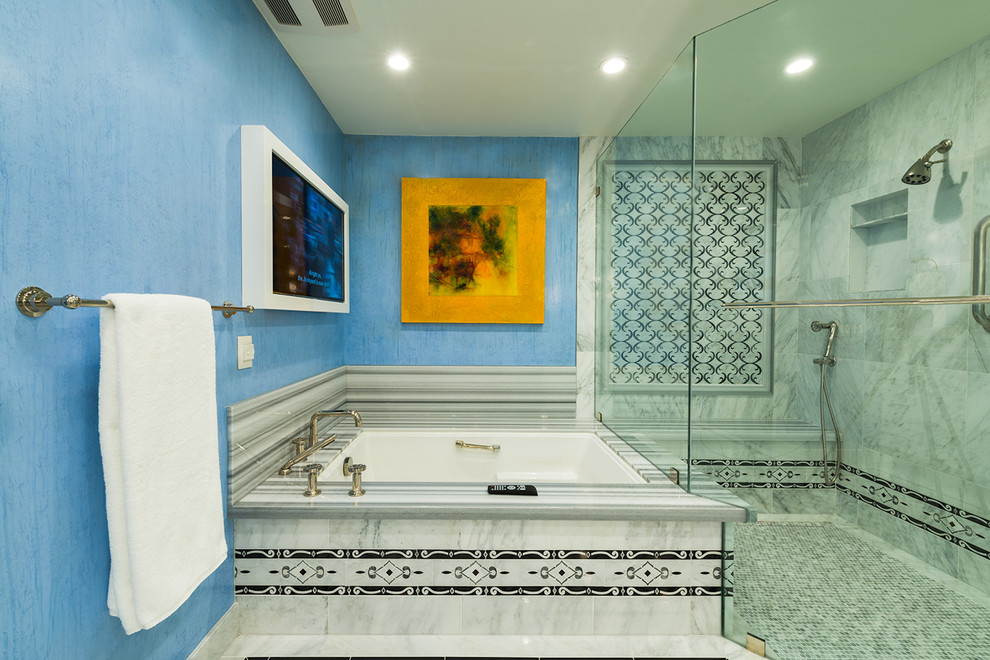 Immagine di una grande stanza da bagno padronale moderna con ante lisce, ante bianche, doccia doppia, pistrelle in bianco e nero, pareti blu, pavimento in marmo e top in marmo