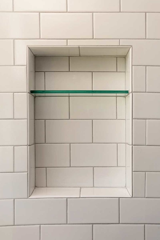 Idéer för ett mellanstort modernt vit badrum med dusch, med vita skåp, en toalettstol med separat cisternkåpa, vit kakel, tunnelbanekakel, blå väggar, klinkergolv i porslin, ett nedsänkt handfat, bänkskiva i kvartsit, grått golv och dusch med skjutdörr