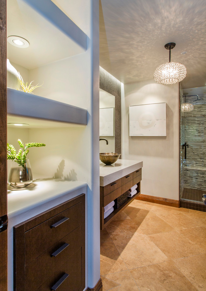 Mittelgroßes Modernes Badezimmer mit Aufsatzwaschbecken, flächenbündigen Schrankfronten, beigen Schränken, Quarzwerkstein-Waschtisch, braunen Fliesen, Metallfliesen, grauer Wandfarbe und Kalkstein in San Diego