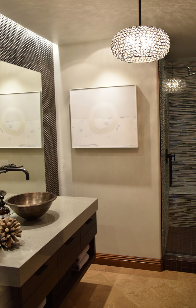 Стильный дизайн: ванная комната среднего размера в современном стиле с настольной раковиной, плоскими фасадами, темными деревянными фасадами, столешницей из искусственного кварца, коричневой плиткой, металлической плиткой, бежевыми стенами и полом из известняка - последний тренд