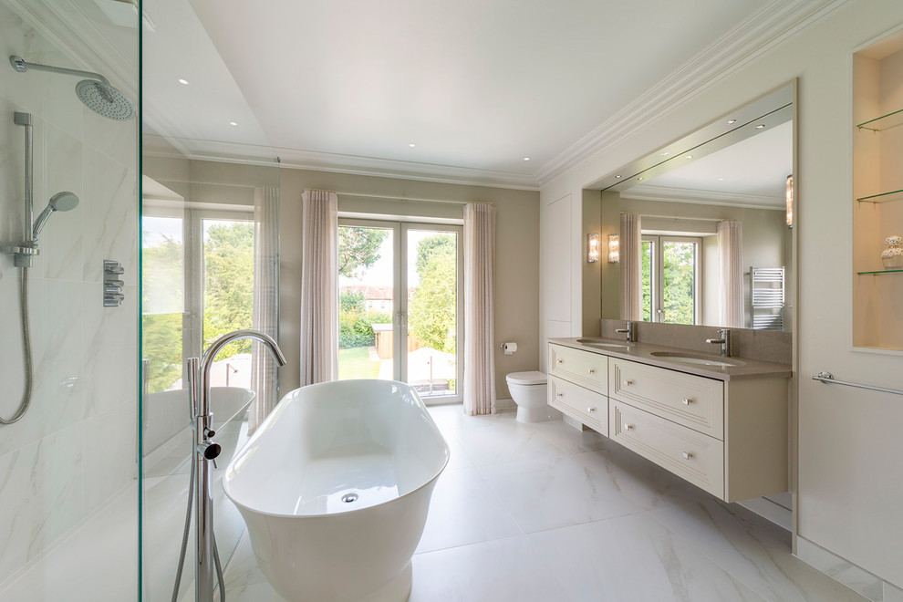 Inspiration for a traditional ensuite bathroom in Surrey.