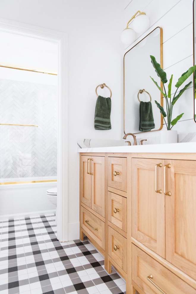 Klassisches Badezimmer mit Schrankfronten im Shaker-Stil, hellen Holzschränken, weißen Fliesen, weißer Wandfarbe, buntem Boden, weißer Waschtischplatte und eingebautem Waschtisch in San Diego