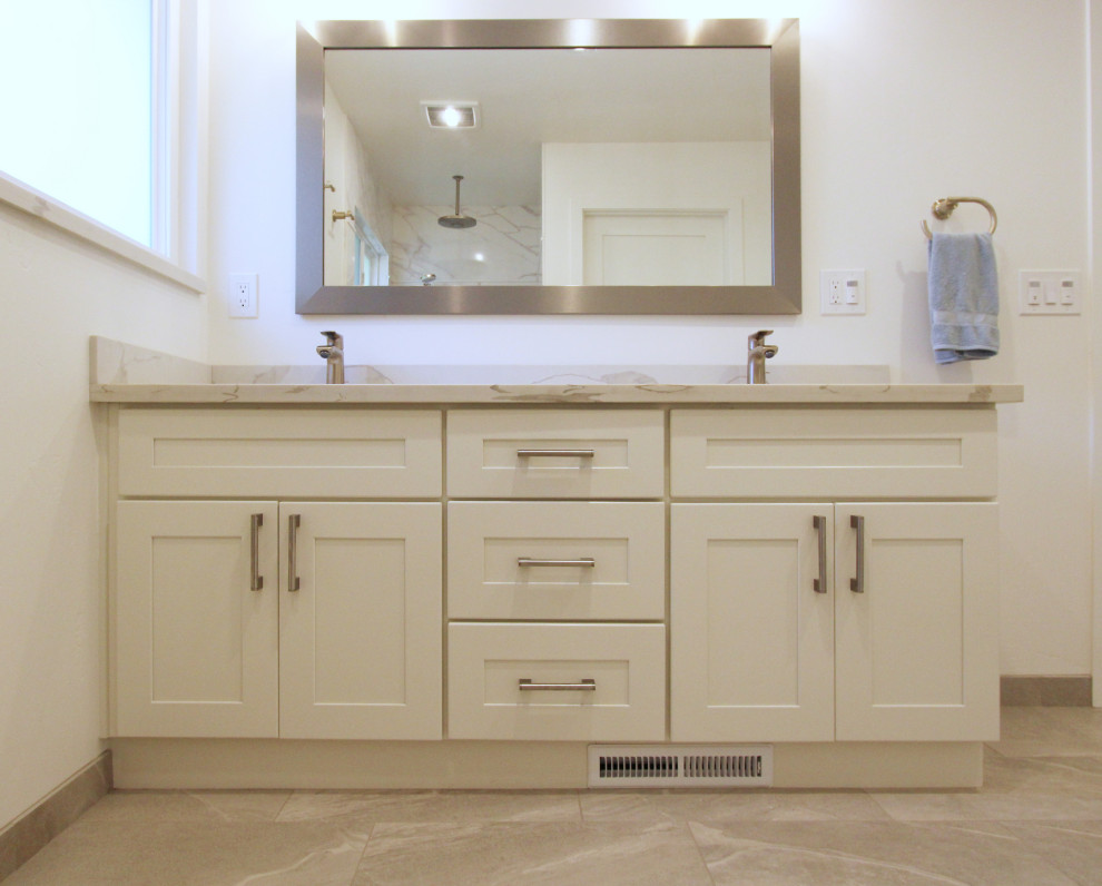 Exempel på ett stort klassiskt vit vitt en-suite badrum, med skåp i shakerstil, vita skåp, en kantlös dusch, en toalettstol med separat cisternkåpa, vit kakel, stenhäll, vita väggar, klinkergolv i porslin, ett undermonterad handfat, bänkskiva i kvarts, grått golv och med dusch som är öppen