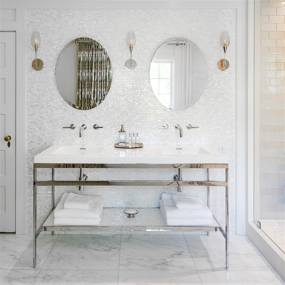 Imagen de cuarto de baño principal clásico renovado con suelo de mármol y suelo blanco