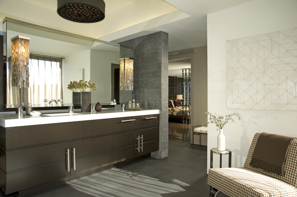 Идея дизайна: ванная комната: освещение в современном стиле с плоскими фасадами, темными деревянными фасадами и серым полом