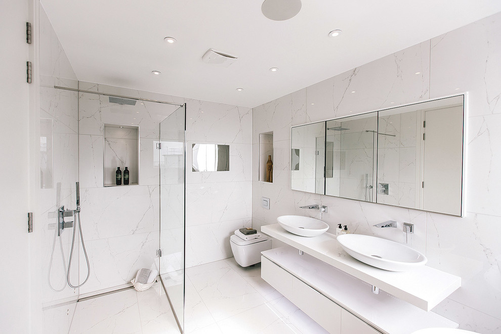 Пример оригинального дизайна: большая ванная комната в современном стиле с открытым душем, инсталляцией, белой плиткой, керамогранитной плиткой, белыми стенами, полом из керамогранита, раковиной с пьедесталом и столешницей из искусственного кварца