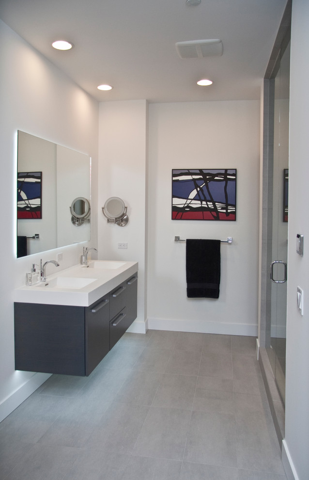 На фото: большая главная ванная комната в современном стиле с серыми фасадами, душем в нише, плоскими фасадами, белыми стенами и монолитной раковиной